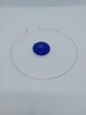 Pendentif collier rigide Galet Milk Bleu foncé